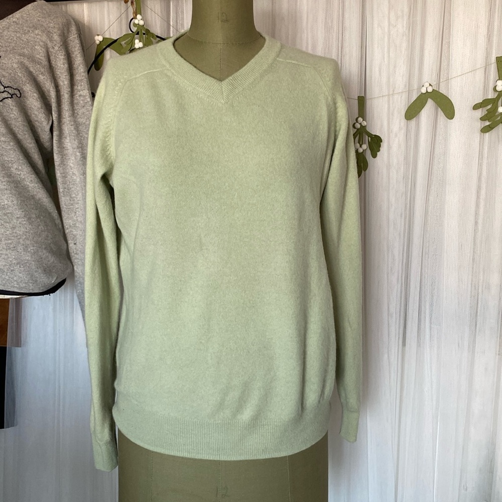 2 ply cashmere “Daniel Bishop” V neckline men’s sweater in colour dusty mint Med